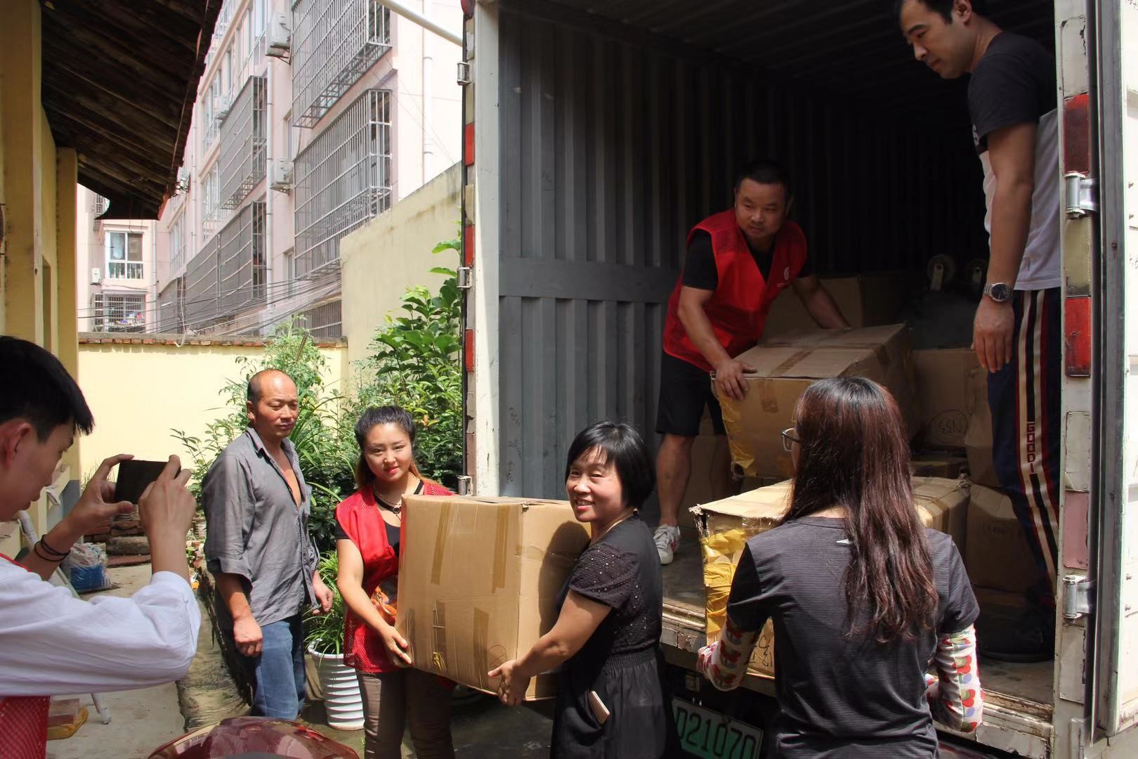 情滿人間 愛心無限-藍曉科技走進丹鳳慰問貧困戶