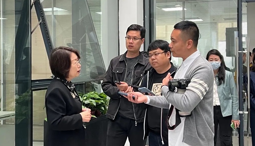 巾幗奮進新征程，婦聯媒體采訪團走進藍曉科技