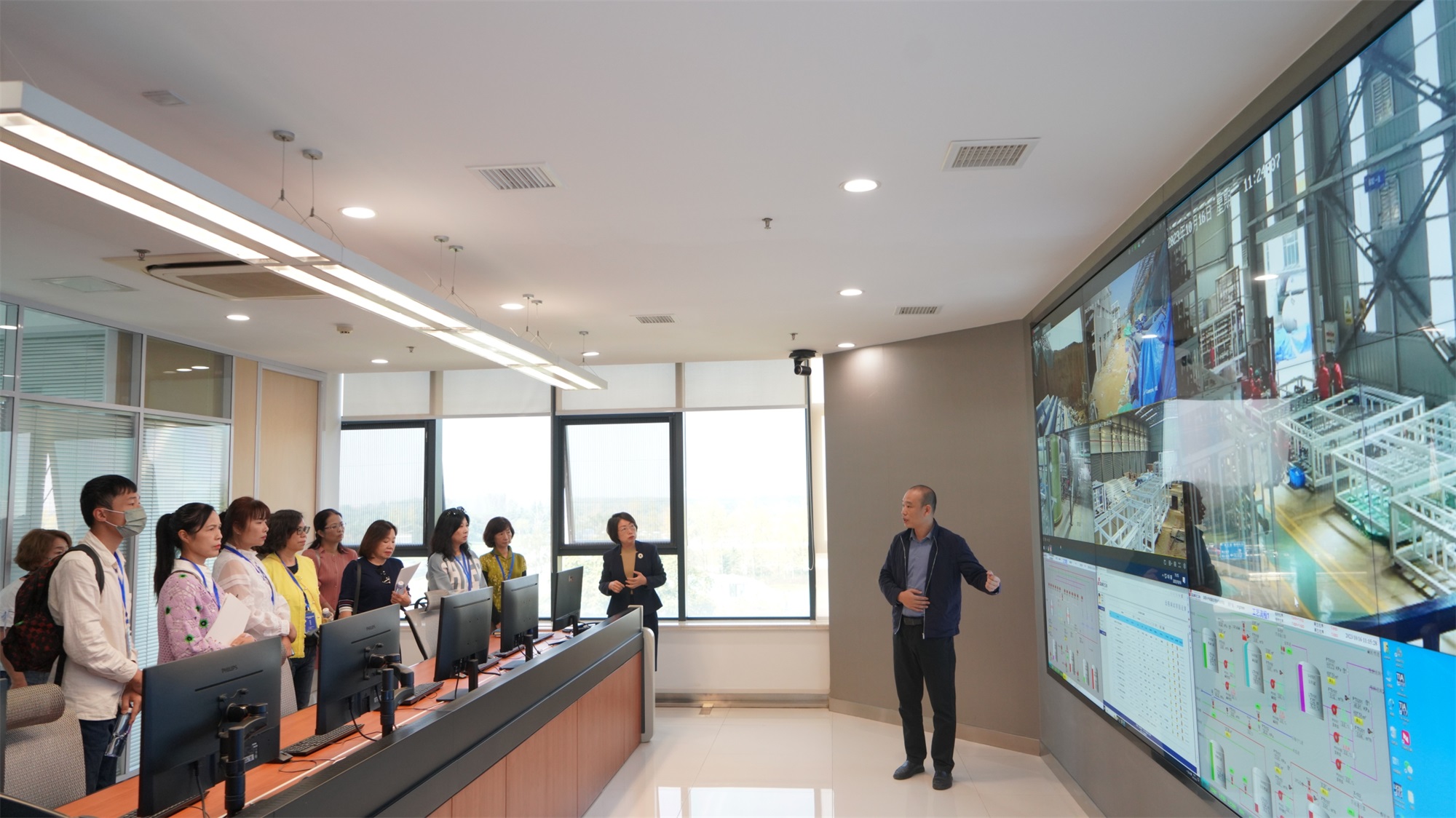 莘莘藍海意，曉映兩岸情